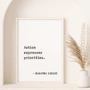 Impresión artística con cita de Mahatma Gandhi: "La acción expresa prioridades", decoración motivacional, arte de pared inspirador del gandhismo