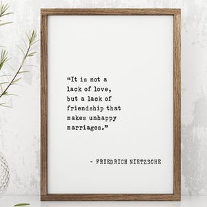 Impresión con cita de aniversario de bodas de Friedrich Nietzsche: "No es falta de amor, sino amistad". Regalo romántico para el matrimonio.