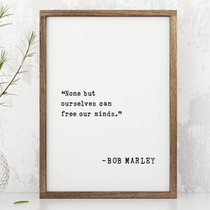 Arte mural con cita de Bob Marley: "Nadie más que nosotros puede liberar nuestras mentes". Póster inspirador, decoración de música reggae, regalo motivacional.