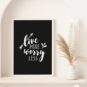 Live More Worry Less Holz Wohnkultur, Wohndekor, Typografie Poster, Inspirierende Zitate, Motivierende Zitate, Schwarzer Hintergrund