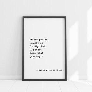Cita de Ralph Waldo Emerson: "Lo que haces habla por sí solo". Arte enmarcado para negocios e inspiración, decoración de pared motivacional