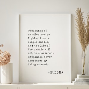 Buddha Zitat Wandkunst - "Tausende von Kerzen" Inspirierende Dekoration für Zuhause & im Büro - Glück geteilte Drucke