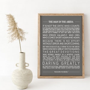 El hombre en la arena, fondo gris, cita de Theodore Roosevelt, cita inspiradora, regalo de graduación, decoración de oficina, regalo de Navidad