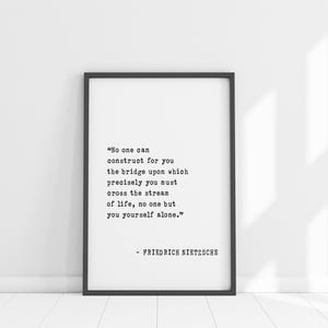 Arte mural con cita inspiradora de Nietzsche: Nadie puede construir tu puente. Impresión motivacional.