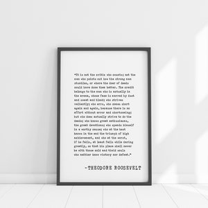 Theodore Roosevelt Floating Zitat Kunst - Mann in der Arena - Inspirierende Wanddekoration für Unternehmer und Führer
