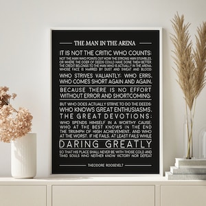 El hombre en la arena, cita de Theodore Roosevelt, impresión con cita inspiradora, regalo de graduación, regalo de Navidad con fondo negro