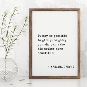 Cartel con cita de Mahatma Gandhi: "¿Quién puede hacer que su madre sea más hermosa?" - Regalo único para el Día de la Madre para mamá y mami