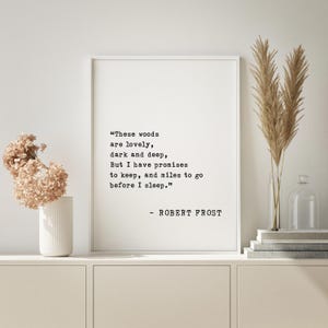 Robert Frost Zitat Wandkunst - "The Woods Are Lovely, Dark & Deep" - Inspirierende verschneite Abenddekoration, Gedichtdruck, Wohndekor