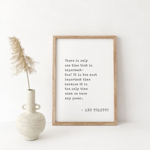 Leo Tolstoy Zitat Druck - "Es gibt nur eine Zeit, die jetzt wichtig ist!" - Inspirierende Wandkunst für die Inneneinrichtung