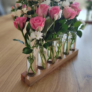 Grande portaprovette in legno di ciliegio con 6 barattoli per fiori freschi o secchi sulla tavola/decorazione primaverile