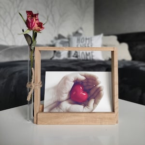 Houten kaartframe voor een foto of ansichtkaart met een reageerbuis voor een bloem/ souvenir/ kaarthouder met een vaas