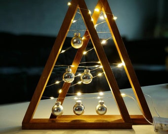 Weihnachtsbaum aus Nussbaum/ Tannenbaum aus Holz beleuchtet mit Lichterkette und Glaskugeln/ Dreieckiger Baum