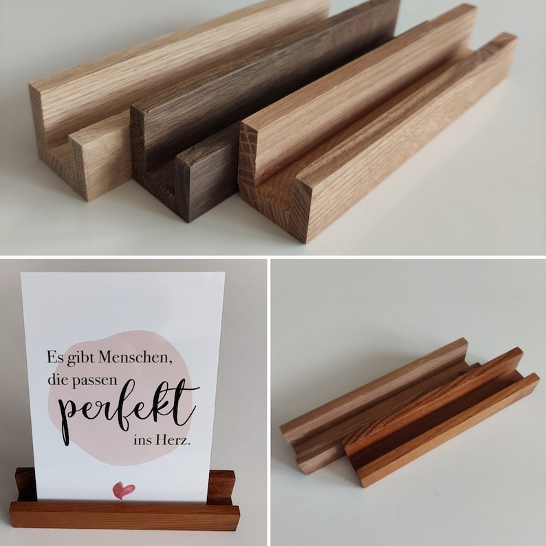 K&ouml;nnte beinhalten: Drei Holzbildst&auml;nder in verschiedenen Braunt&ouml;nen. Die St&auml;nder sind aus Naturholz gefertigt und haben ein schlichtes Design. Die St&auml;nder eignen sich perfekt zum Ausstellen von Fotos, Karten oder anderen kleinen Gegenst&auml;nden. Der Text auf der Karte lautet "Es gibt Menschen, die passen perfekt ins Herz."