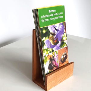 Aufsteller für DIN lang Hochformat Flyer aus Holz mit Holzbutter/ Halter für Prospekte/ Broschüren/ Werbung