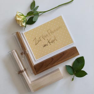 Porta biglietti in legno con provetta per un fiore e un biglietto o una foto