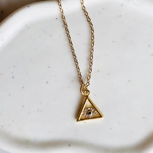 Triangular Eye Necklace – Mystical Evil Eye & All-Seeing Eye Pendant