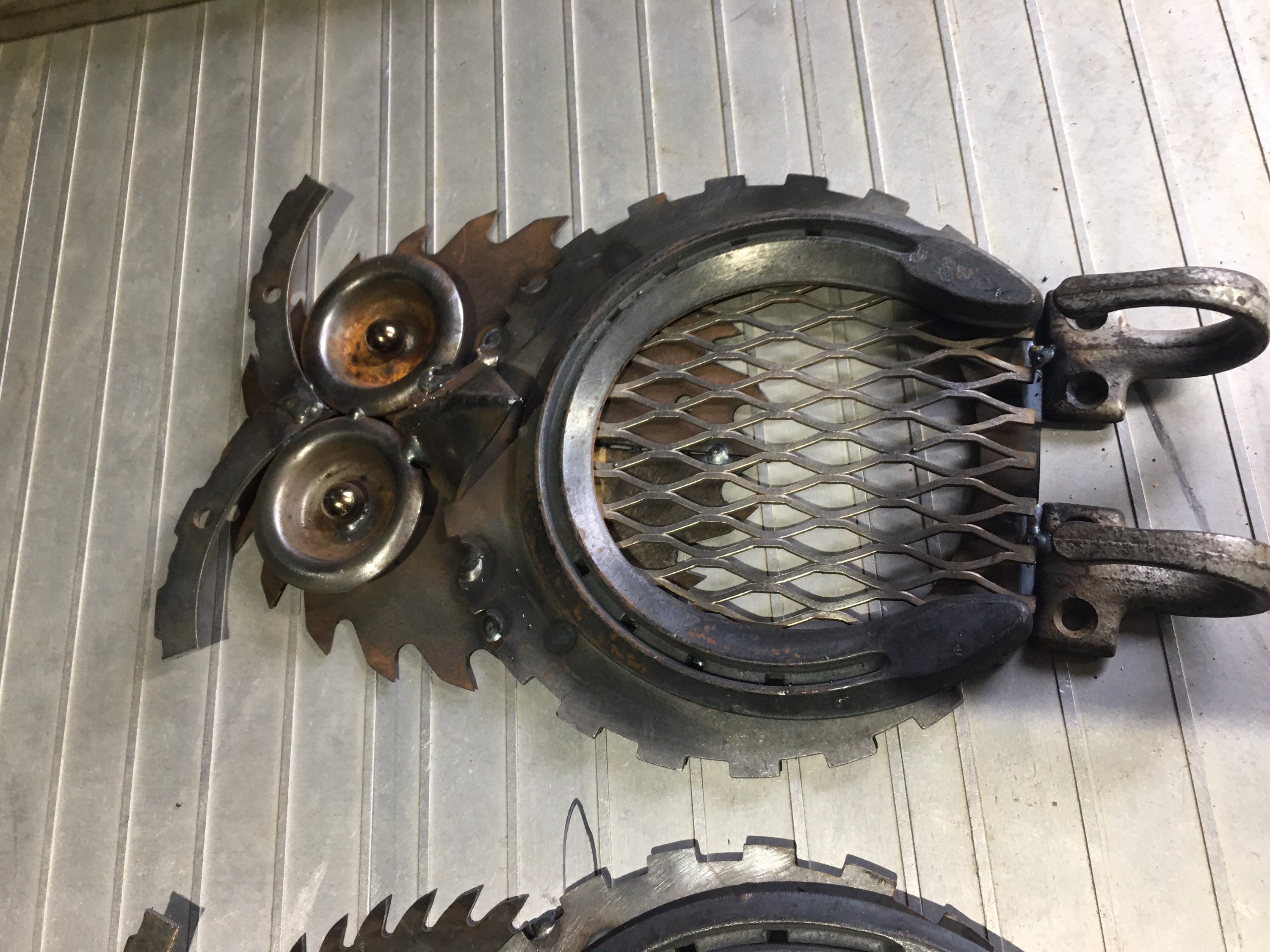 Metal art owl hanger