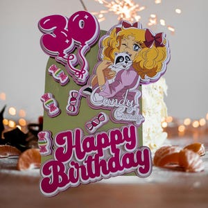Pode incluir: Um topo de bolo em camadas com o número 30, uma personagem de desenho animado de cabelo loiro segurando um guaxinim, e o texto Candy Candy e Happy Birthday. O design inclui gráficos de balões e doces cor-de-rosa num fundo verde claro.