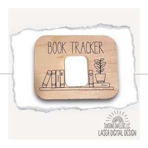 Op de afbeelding: Een houten bord met de tekst "BOOK TRACKER" in zwarte letters. Het bord heeft een boekenplank met boeken en een plant in een pot. Het bord is ontworpen voor lasersnijden.