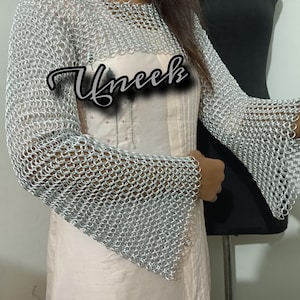 Chaqueta corta de manga larga con cota de malla de estilo medieval, cuello barco con tirantes y tirantes ajustables, ideal para disfraces, ferias renacentistas y Navidad.