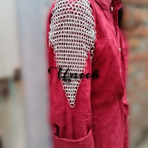 A  Pair of Silver Chainmail Epaulettes Unisex Shoulder Metal Aluminium Jump Ring Chainmaille Chains For Jackets Sides Women Men pair Armour