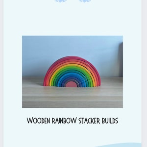 Puede incluir: Un juguete de arco de madera de colores arcoíris con 10 piezas que se pueden apilar para crear diferentes formas. El juguete está sobre una superficie de madera.