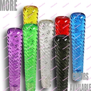 Könnte beinhalten: Eine Auswahl an farbigen, strukturierten Schalthebelknöpfen für Autos in verschiedenen Farben, darunter Lila, Gelb, Grün, Weiß, Rot, Schwarz und Blau. Die Knöpfe haben ein Spiraldesign und bestehen aus einem transparenten Material.