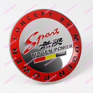 Könnte beinhalten: Ein rundes Emblem in Silber und Rot mit dem Text "Mugen Power" und "Sport" in roten Buchstaben. Das Emblem hat einen silbernen Hintergrund mit rotem Rand und den Text "Concept By Mugen Power" um den Außenrand.