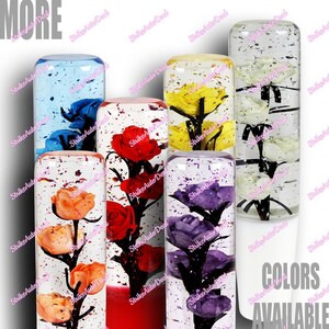 Puede incluir: Una colección de pomos de cambio de coche transparentes y coloridos con flores incrustadas. Los pomos presentan rosas en rojo, naranja y amarillo, así como diseños florales azules y morados. El texto "COLORS AVAILABLE" es visible.