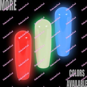 Könnte beinhalten: Drei leuchtende Autoschaltknäufe in Rot, Grün und Blau. Die Knöpfe sind zylindrisch mit abgerundeten Oberteilen. Das Bild hat den Text "COLORS AVAILABLE" in Weiß. Der Hintergrund ist schwarz mit dem Text "Strike Auto Deal".