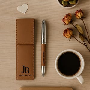 Personalisierter Kugelschreiber aus Leder, Gravur mit Name, Leder Stiftetui, Geschenk für Papa, Geschenk für Ihn, Valentinstag Geschenk, Muttertag