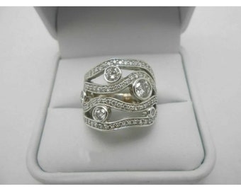 Anillo de onda de diamante pavimentado, anillo de estilo de ondas único, anillo inspirado en ondas de agua, anillo de onda de diamante redondo, anillo de estilo de patrón de ondas,