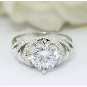 Mariage à quatre griffes pour femme, bague de fiançailles à tige antique, bague d'accents de solitaires en diamant rond, en bague en argent 925 Stirling