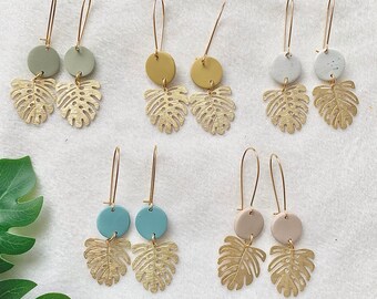 VIAGGIO / Orecchini in argilla con foglie di monstera / Orecchini a cerchio pendenti in argilla polimerica / Orecchini con ciondolo a foglia di palma / Orecchini a cerchio estivi Boho