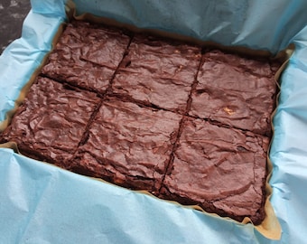 Brownie de triple chocolate en rebanadas para fiesta de cumpleaños, envuelto individualmente, caja postal, regalo casero hecho a mano, regalo de Navidad, carta de Pascua.