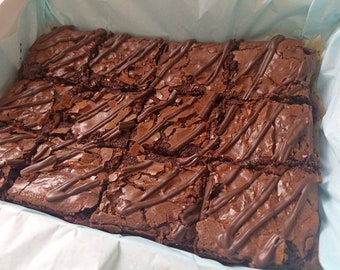 Deliciosa tableta de brownie de triple chocolate, envuelta individualmente en caja postal. Un regalo casero perfecto para cumpleaños o Pascua.