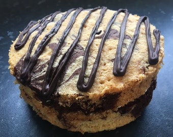 Pastel vegano de chocolate y vainilla con efecto mármol, ideal para fiestas de cumpleaños. Envío a domicilio. Dulce casero horneado a mano. Caja de regalo. Crema. 15 cm. Veganuary.