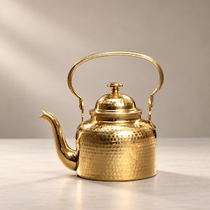 Bollitore in ottone martellato fatto a mano da 500 ml, teiera tradizionale indiana, teiera in ottone in stile vintage, bollitore per chai, decorazione rustica per la cucina.