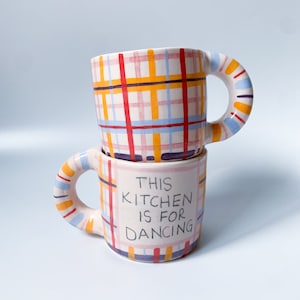 Taza de café de cerámica a rayas hecha a mano: "Esta cocina es para bailar".