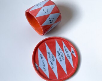 Handgefertigte Keramiktasse und Untertassen-Set: Handbemaltes Diamant-Design