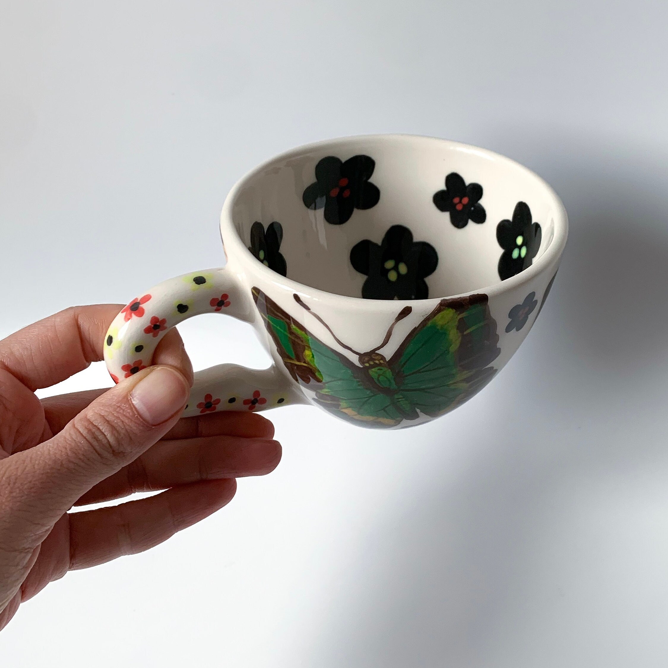 手描きの蝶の陶器マグカップ：ユニークな花柄コーヒーカップ - Etsy 日本