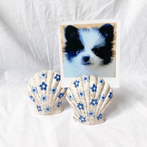 Juego de portafotos y portatarjetas de cerámica hechos a mano con conchas brillantes, expositor de cerámica floral para Instax, juego de 2 piezas de decoración para el hogar, soporte para postales, regalo de inauguración de la casa