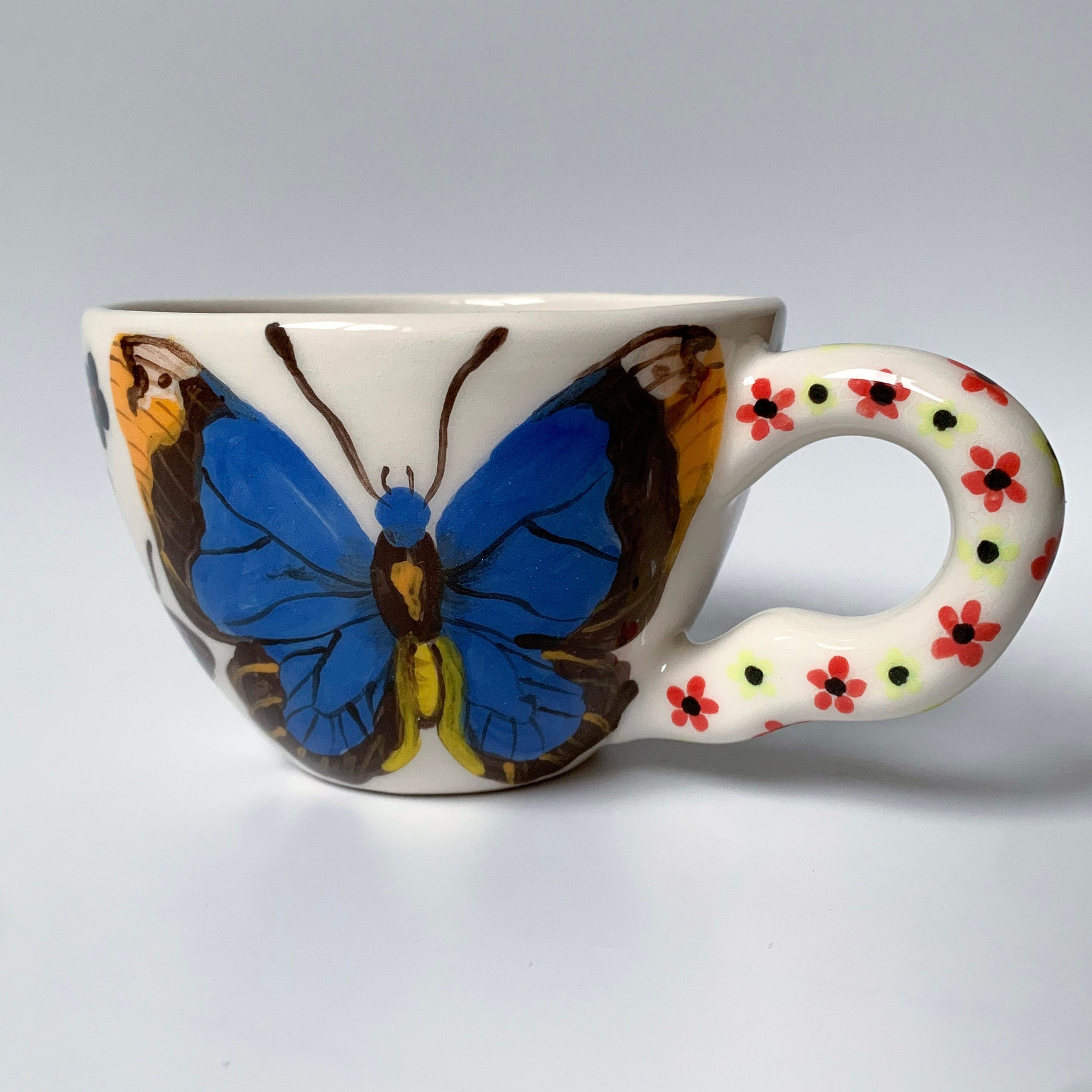 手描きの蝶の陶器マグカップ：ユニークな花柄コーヒーカップ - Etsy 日本