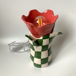 Handgemaakte en handgeschilderde keramische tulp tafellamp, statement tafellamp, uniek geruit lampontwerp, housewarmingcadeau