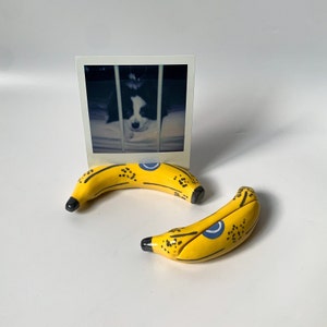 Juego de portafotos o tarjetas de cerámica hechos a mano con forma de plátano, expositor de cerámica para Instax, juego de 2 piezas para decoración del hogar, soporte para postales, regalo de inauguración de la casa