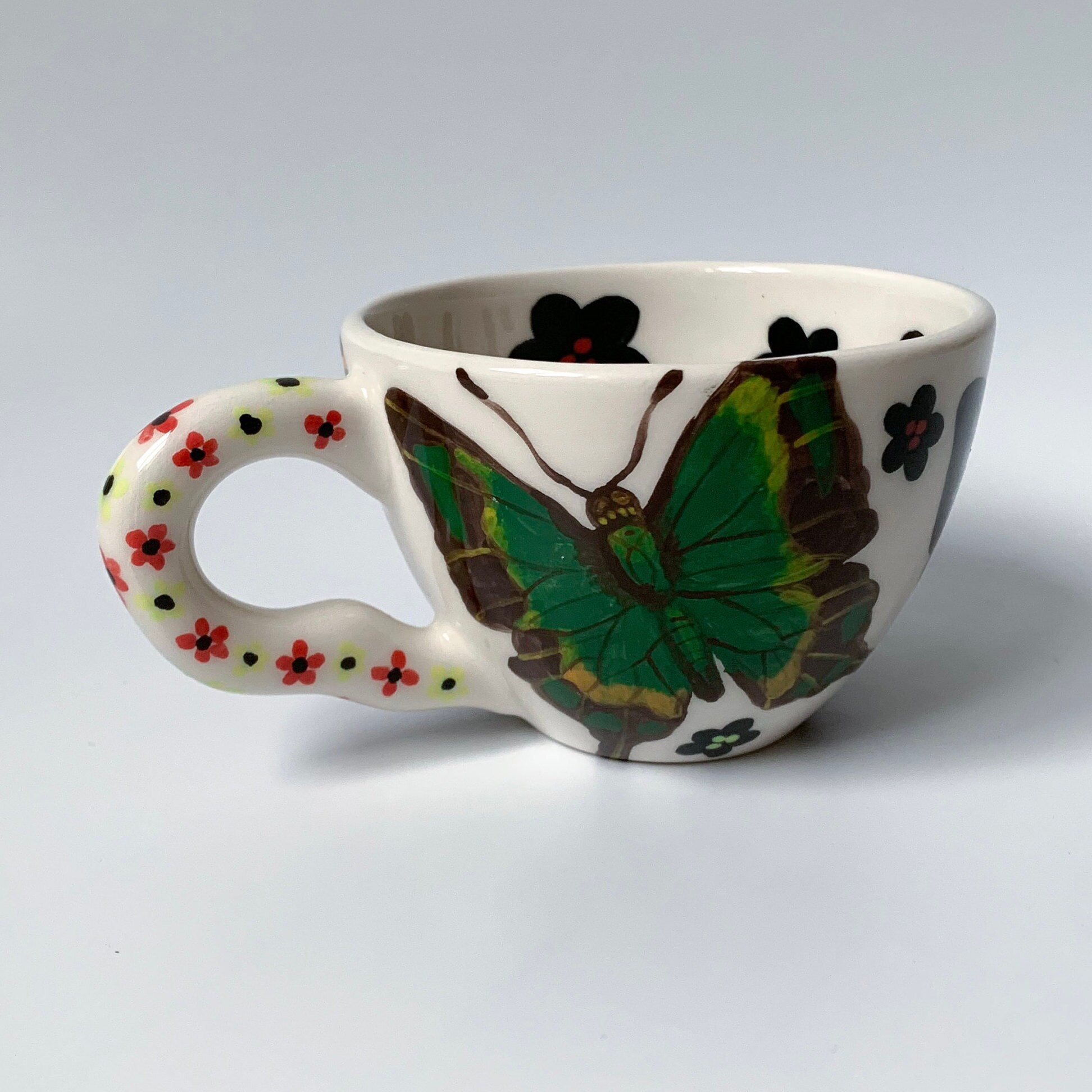 手描きの蝶の陶器マグカップ：ユニークな花柄コーヒーカップ - Etsy 日本