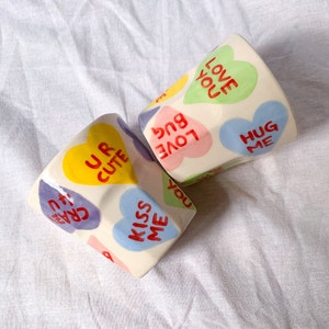 Juego de tazas de cerámica con letras de amor hechas a mano y pintadas a mano, juego de dos tazas de café estéticas, tazas modernas, regalo para amantes del café