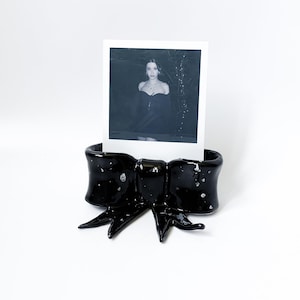 Portafoto o portacarte in ceramica fatto a mano con fiocco, display Instax in ceramica, supporto per cartoline, regalo di inaugurazione della casa