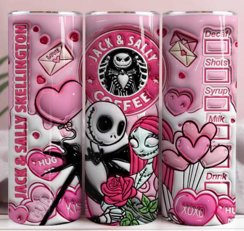 Op de afbeelding: Een roze beker met Jack en Sally uit The Nightmare Before Christmas. Het ontwerp bevat harten, de woorden "Jack & Sally Skellington" en koffie-elementen. De beker heeft een Valentijnsdag thema.
