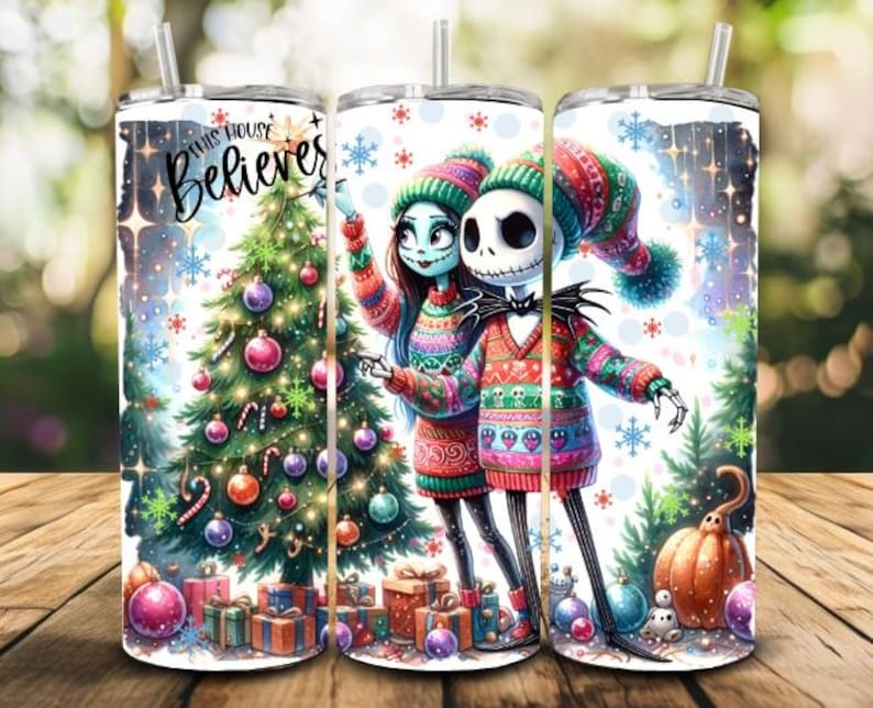 Puede incluir: Tres vasos de acero inoxidable con un dise&ntilde;o navide&ntilde;o. El dise&ntilde;o incluye un &aacute;rbol de Navidad, Jack Skellington y Sally, copos de nieve y el texto "This House Believes". Los vasos est&aacute;n decorados con adornos y regalos coloridos.